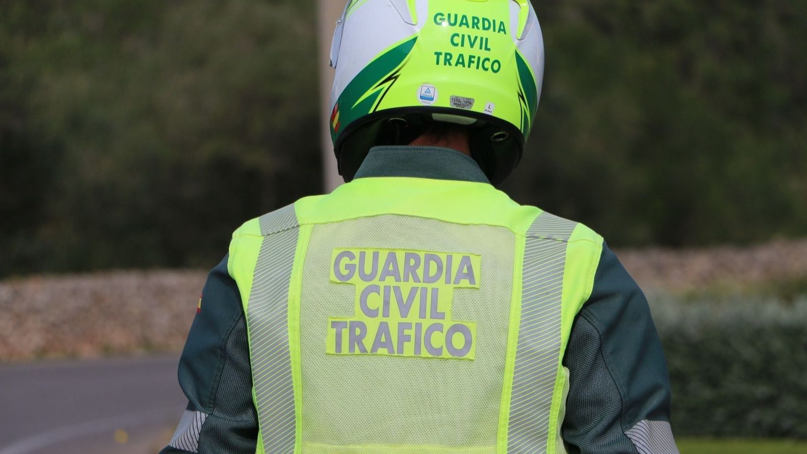 Un agent de la Guàrdia Civil controlant el trànsit en una carretera, en una imatge d'arxiu