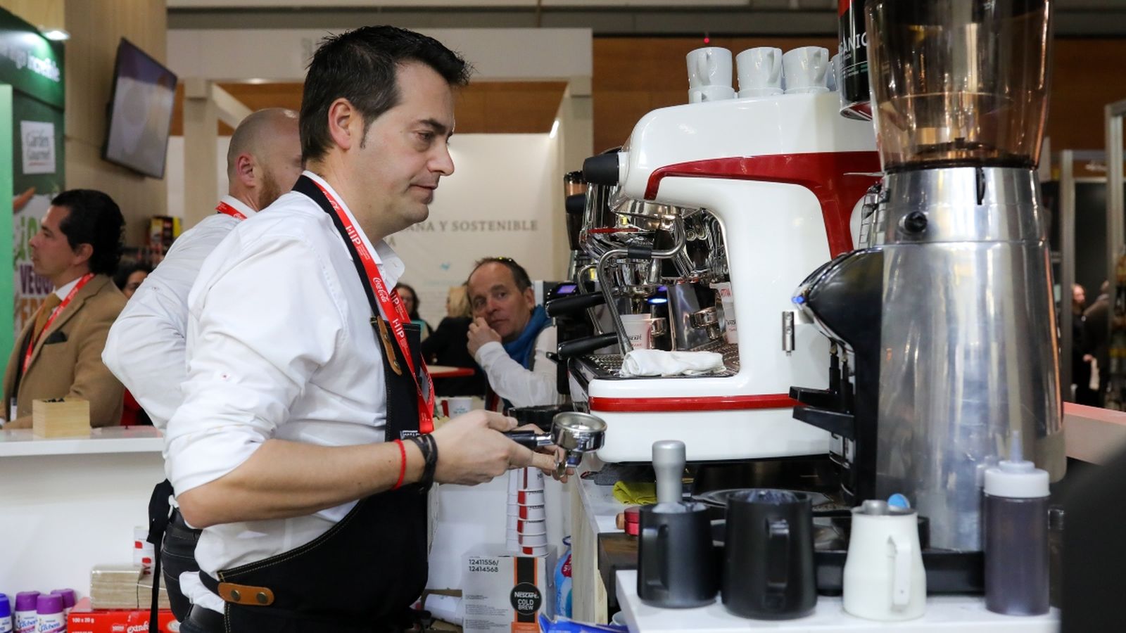 Un cambrer prepara café en un bar en una imatge d'arxiu