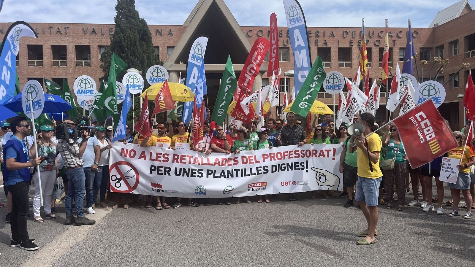 Concentració dels cinc sindicats de l'ensenyament davant la conselleria d'Educació