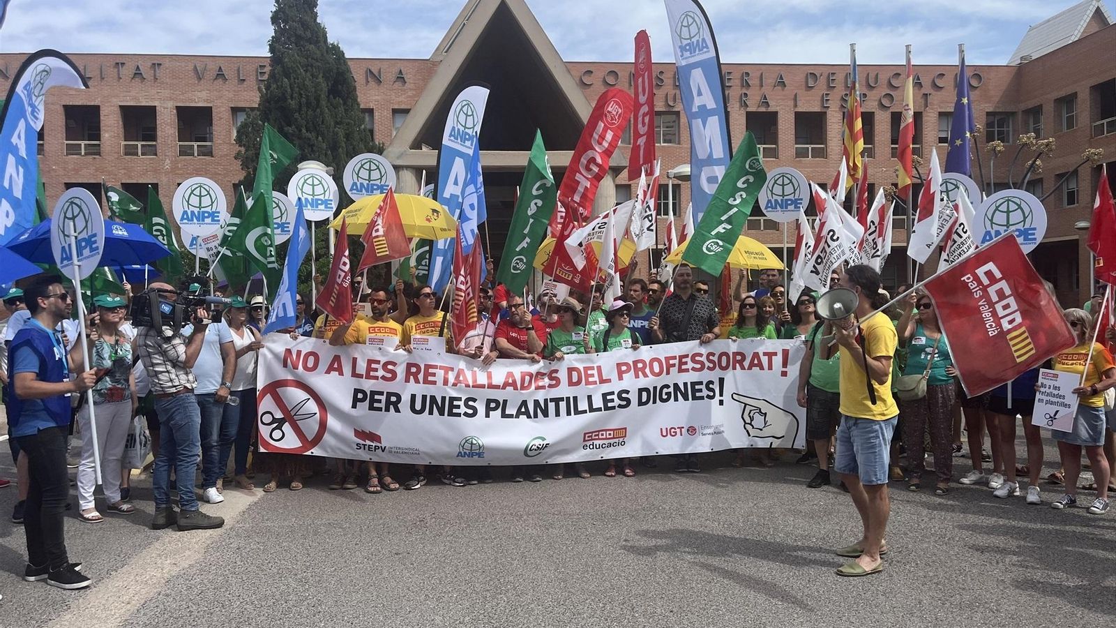 Concentració dels cinc sindicats de l'ensenyament davant de la Conselleria d'Educació Concentració dels cinc sindicats de l'ensenyament davant la conselleria d'Educació