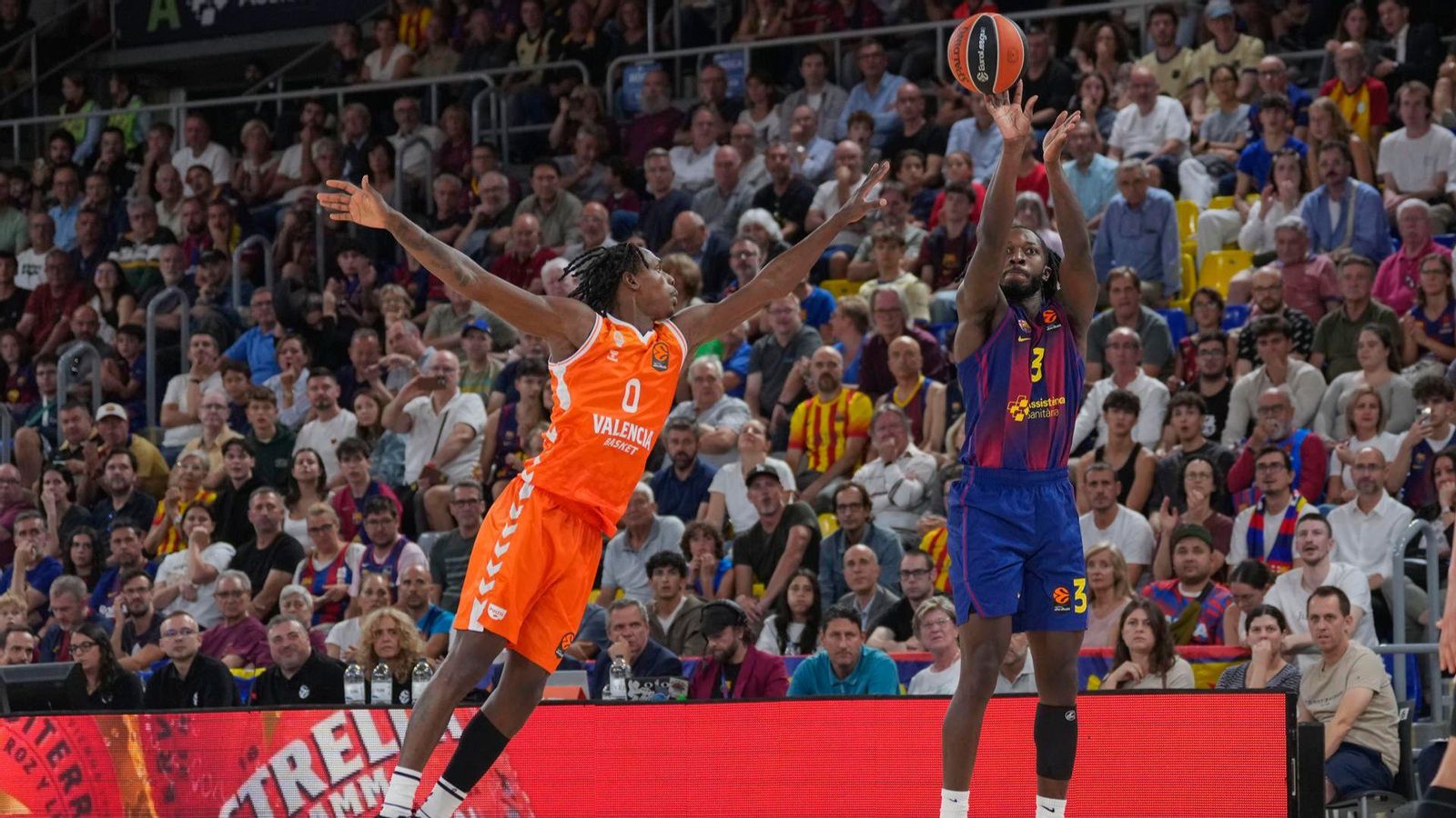 Badio tracta de puntejar un llançament rival