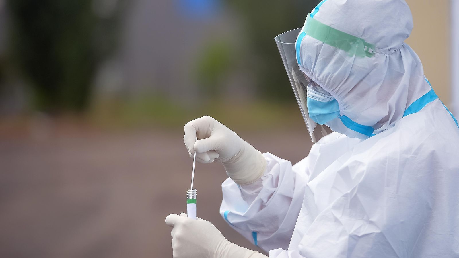 Sanitari amb roba de protecció i kit de detecció de Covid-19