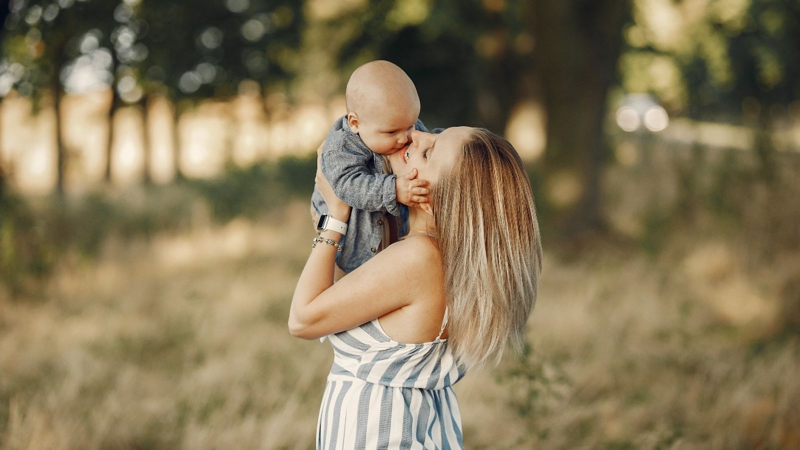 Una mare cuida el seu nadó