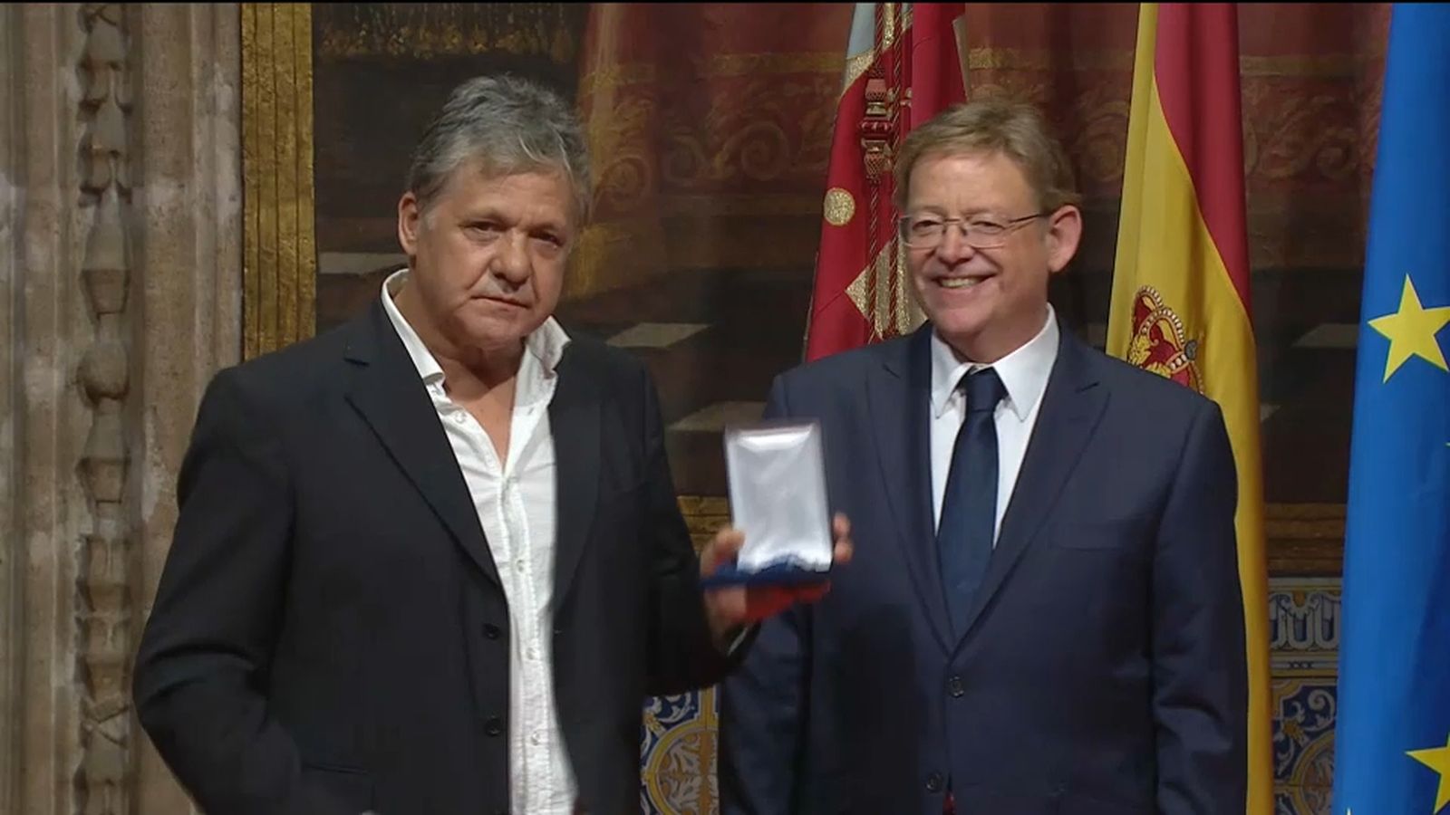 Paco Cabanes rebent l'Alta Distinció de la Generalitat