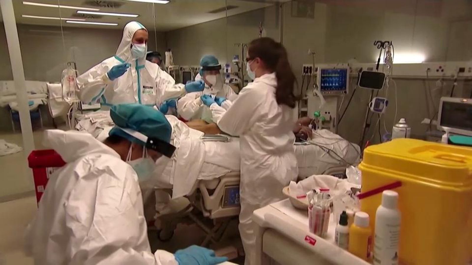 Personal sanitari atén un pacient malalt de covid Preocupació per l'augment de casos covid en la setena onada