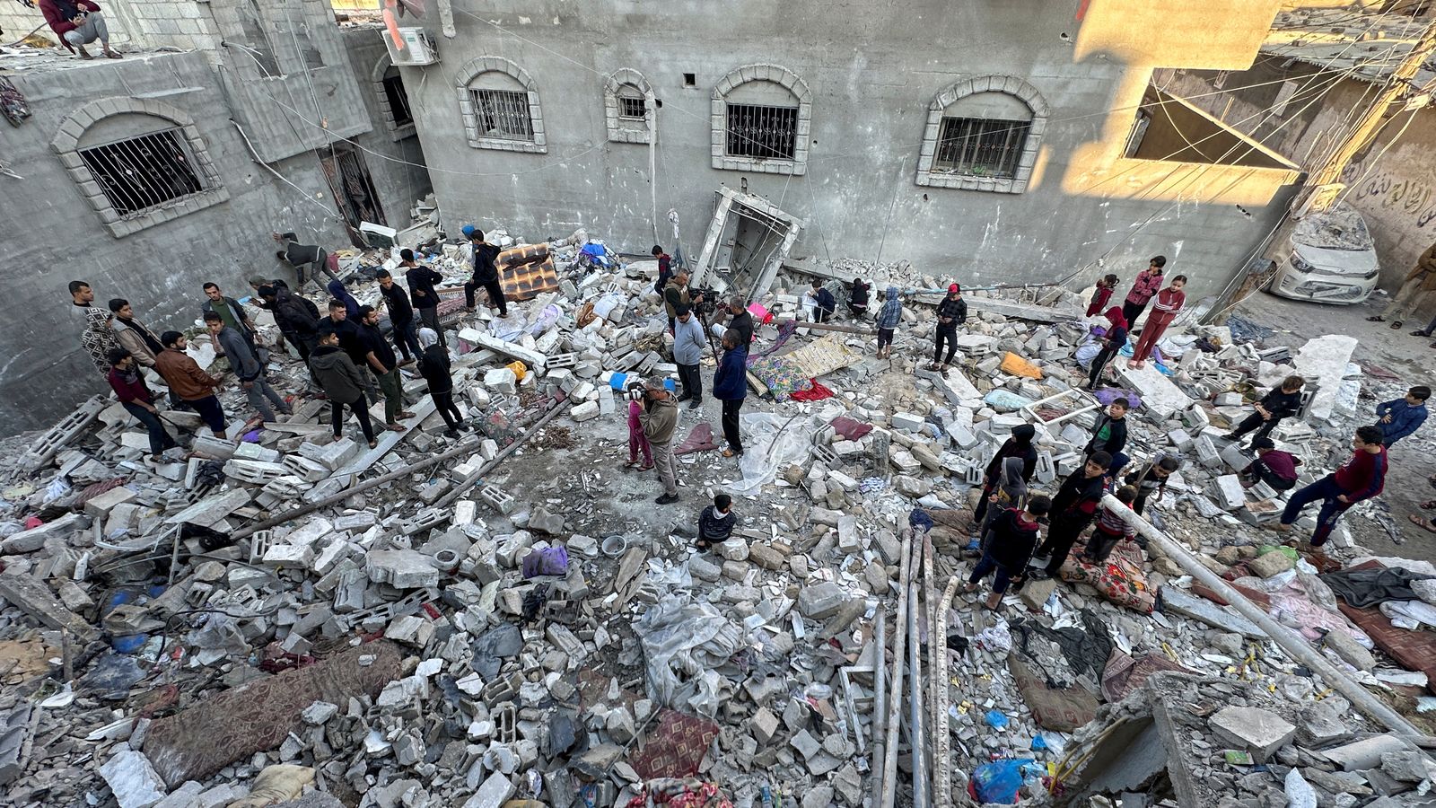 Palestins es reuneixen en el lloc d'un atac israelià contra una casa en Rafah, en el sud de la Franja de Gaza, aquest divendres