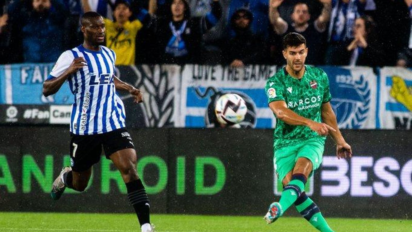 Jon Guridi disputa el baló a Sergio Postigo