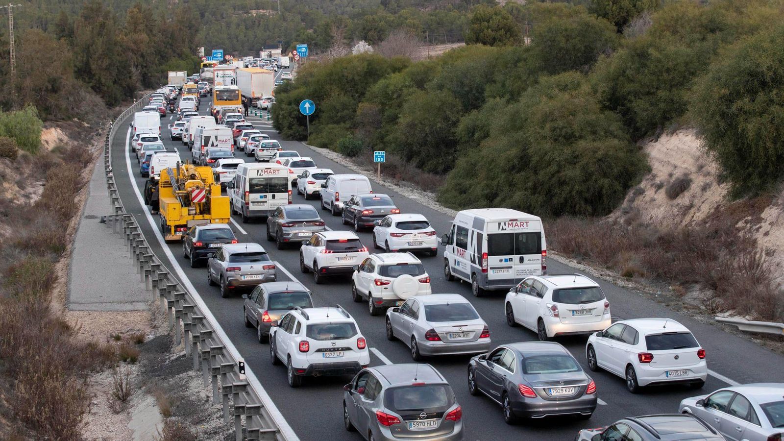 L'RM-15, a l'altura de la localitat murciana de Caravaca de la Cruz, bloquejada a primera hora del matí per les protestes dels llauradors