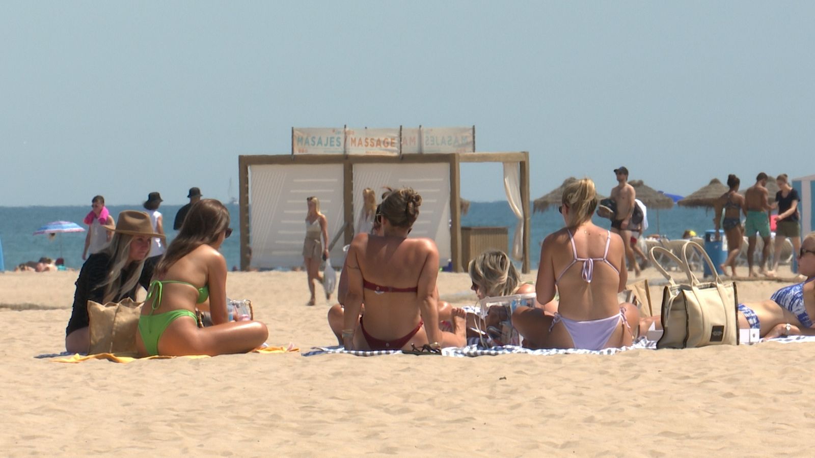 Turistes prenen el sol en la platja de València