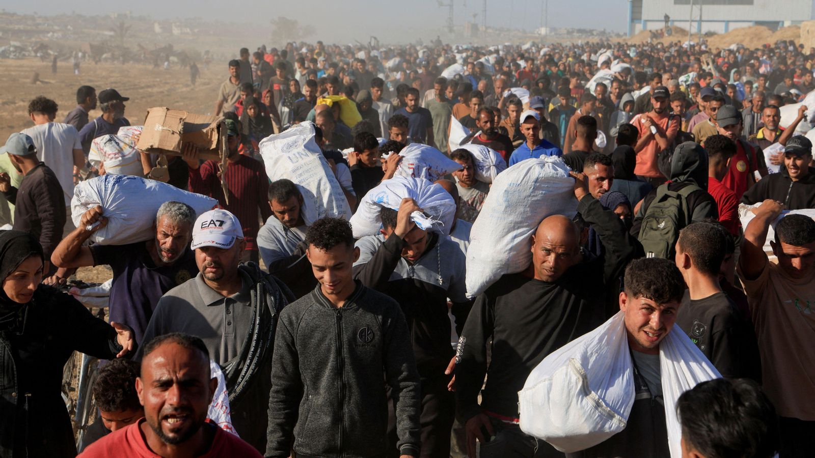 Palestins arrepleguen ajuda humanitària al punt de distribució de Khan Yunis Palestins recullen ajuda humanitària al punt de distribució de Khan Yunis