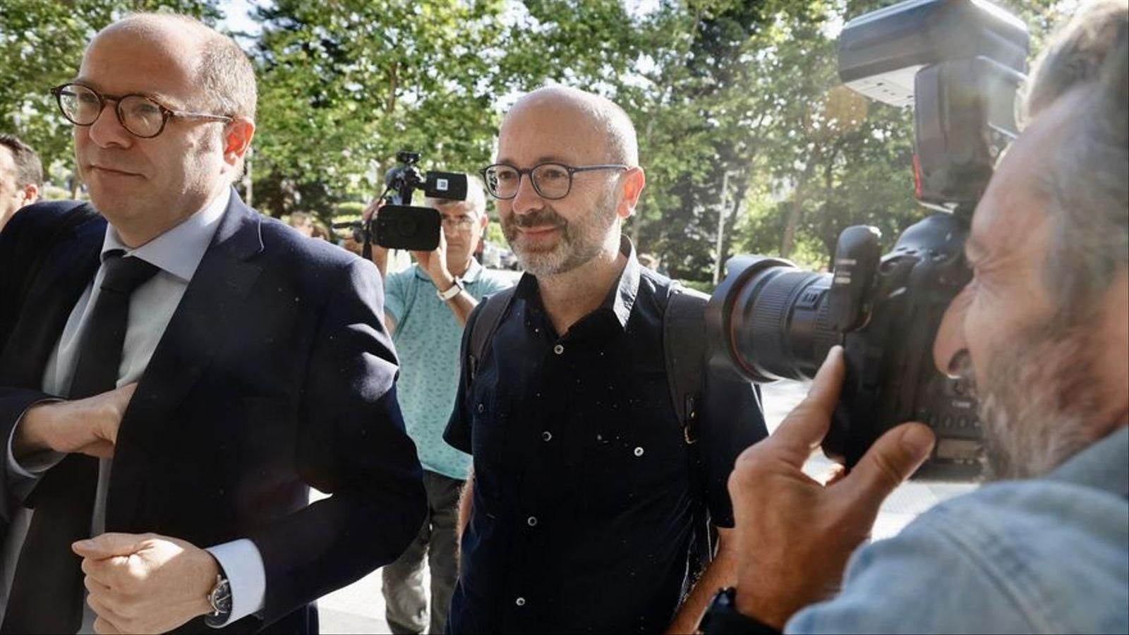 Francis Puig (dreta) i el seu advocat, en arribar a la Ciutat de Justícia / À Punt NTC