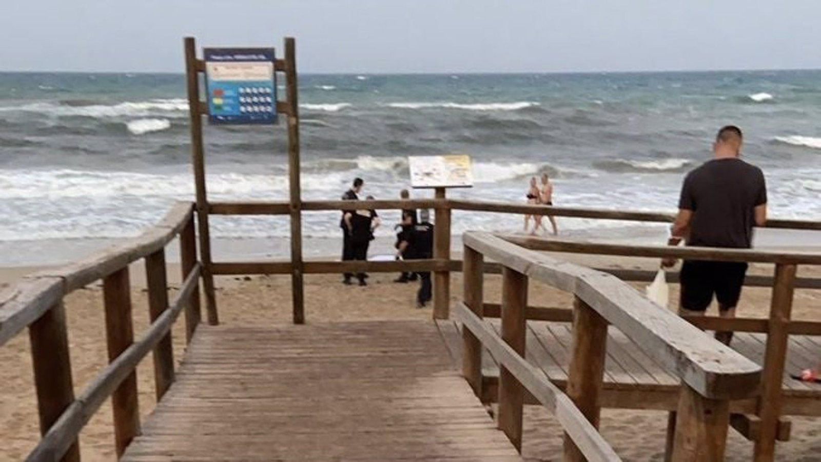 Agents de la Policia Local d'Elx a la platja dels Arenals del Sol
