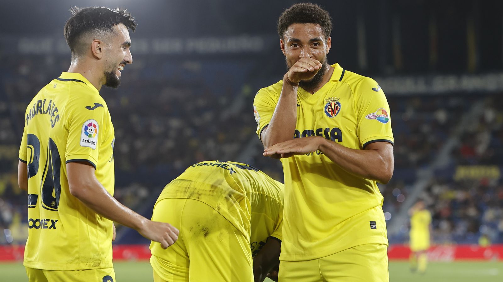 Arnaut Danjuma celebra el primer dels gols de l'equip groguet