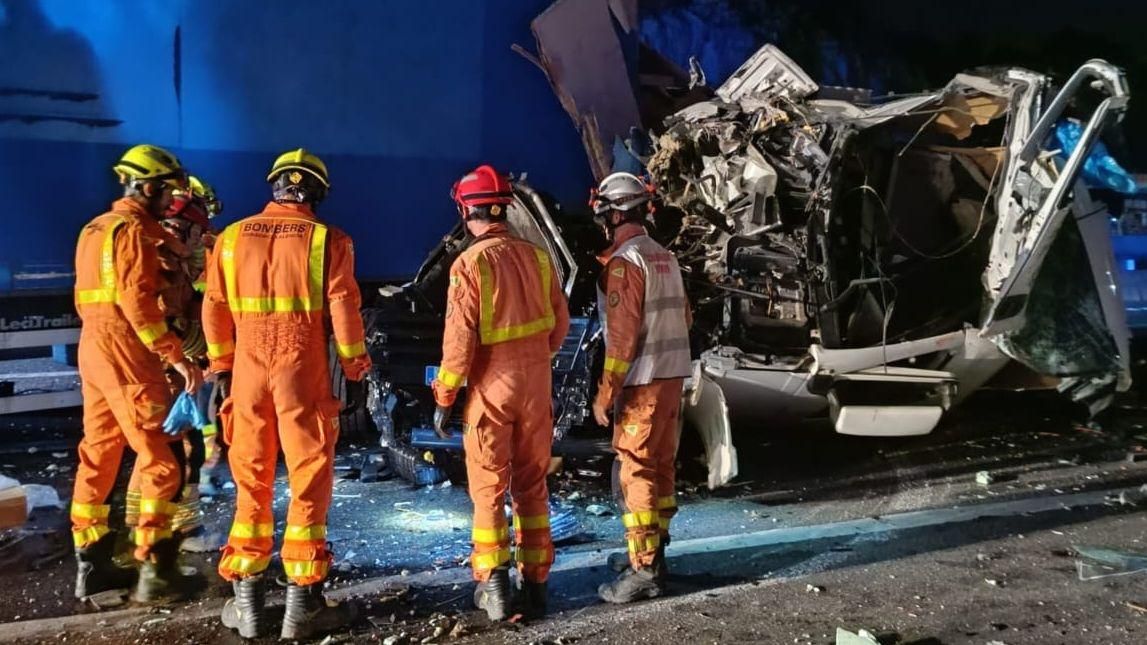 Un grup de bombers treballa a la zona de l'accident Un grup de bombers treballa a la zona de l'accident