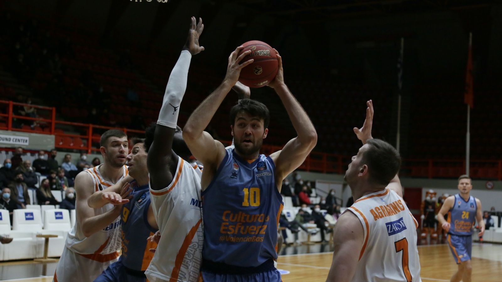 Mike Tobey lluita per una pilota al partit contra el Promitheas Patras