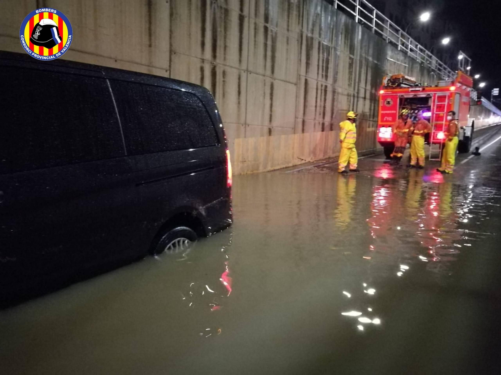 Els bombers ajuden a traure un vehicle atrapat en un túnel d'accés a la ciutat de Xàtiva