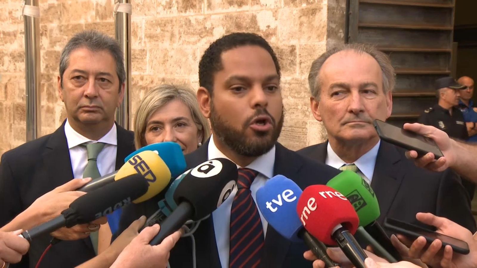 El secretari general de Vox, Ignacio Garriga, acompanyat dels consellers de la formació del govern de coalició amb el PP El secretari general de Vox, Ignacio Garriga, acompanyat dels consellers de la formació del govern de coalició amb el PP