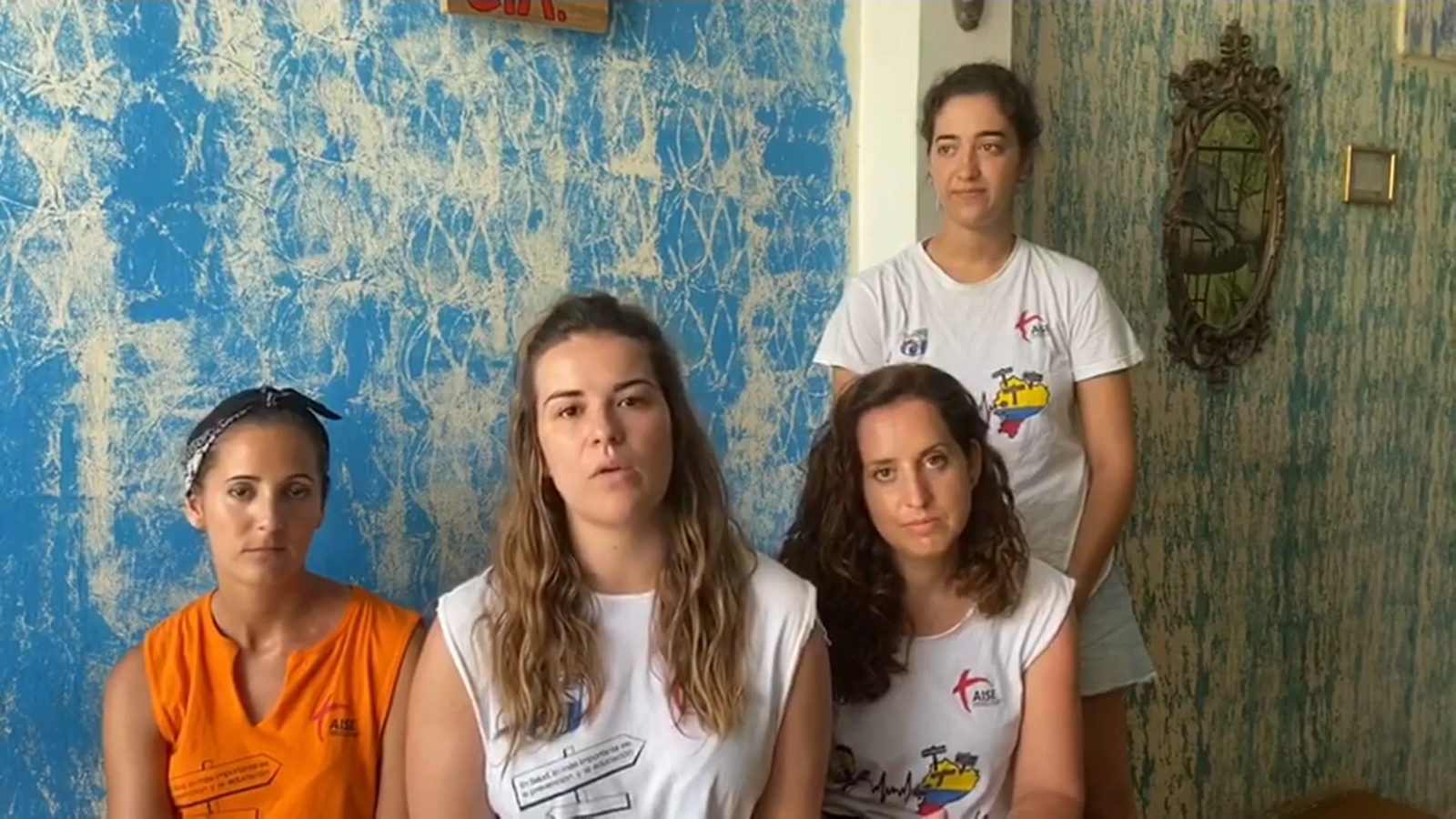 Ana Centelles (centre) és una de les valencianes atrapada a Guayaquil