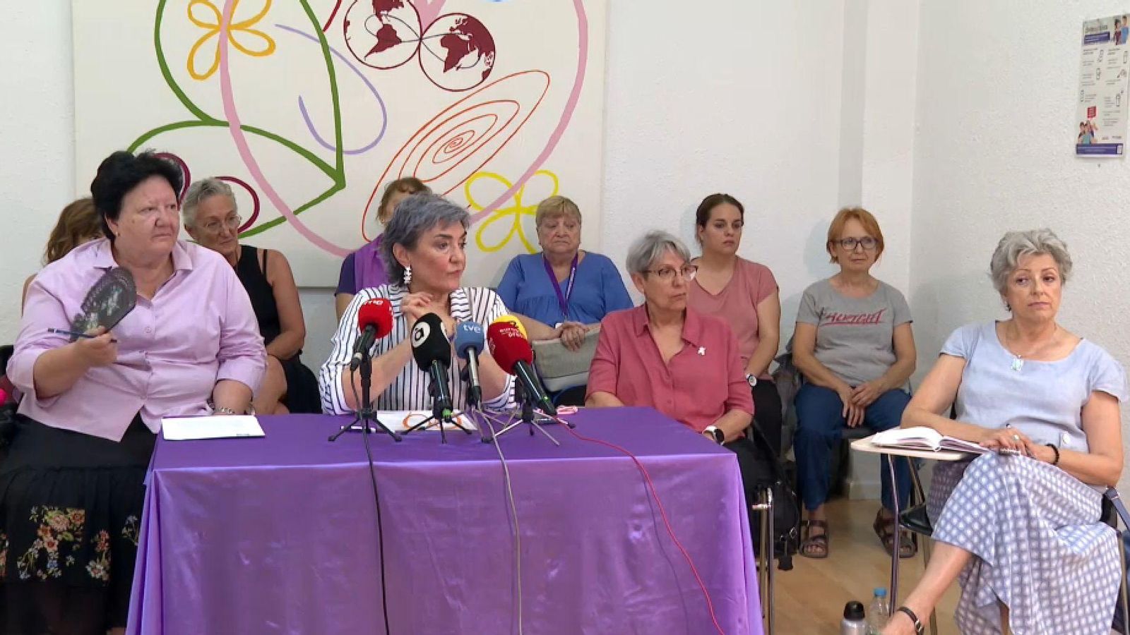 Representants de la Coordinadora Feminista en la roda de premsa que han oferit per a presentar les iniciatives que emprendran arran de les declaracions dels integrants de Vox