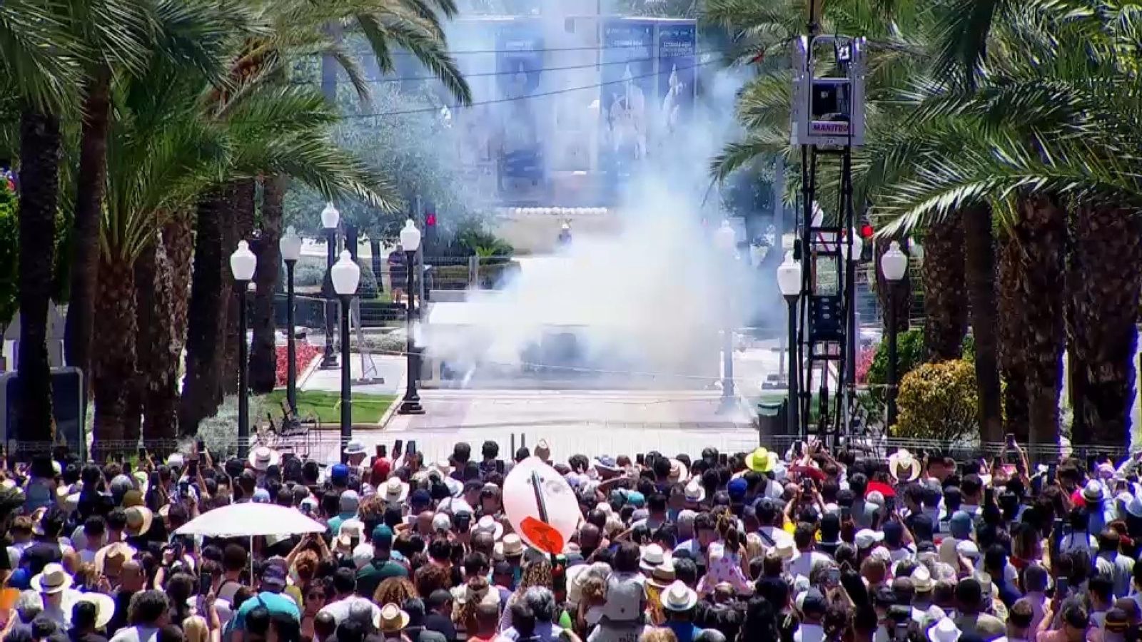 Vista d'Estels durant la mascletà des de l'Avinguda de General Marvà