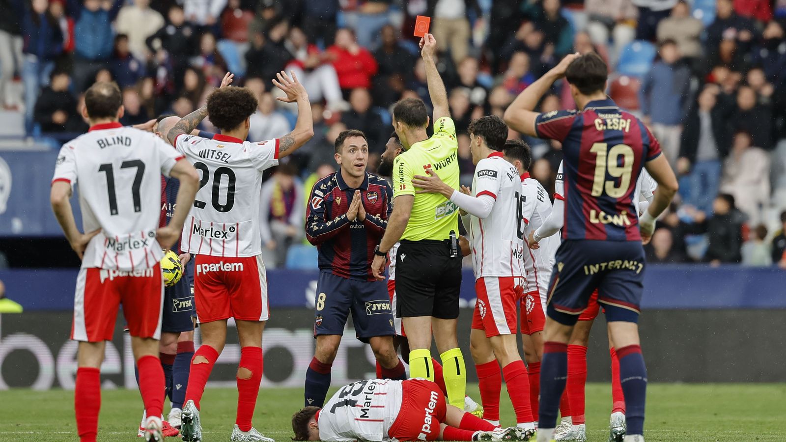 L'expulsió d'Olasa ha condicionat el partit