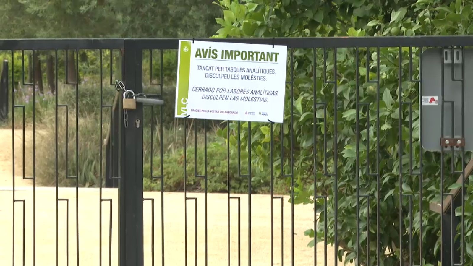 Un cadenat impedeix l'entrada en un dels accessos al Parc Central de València