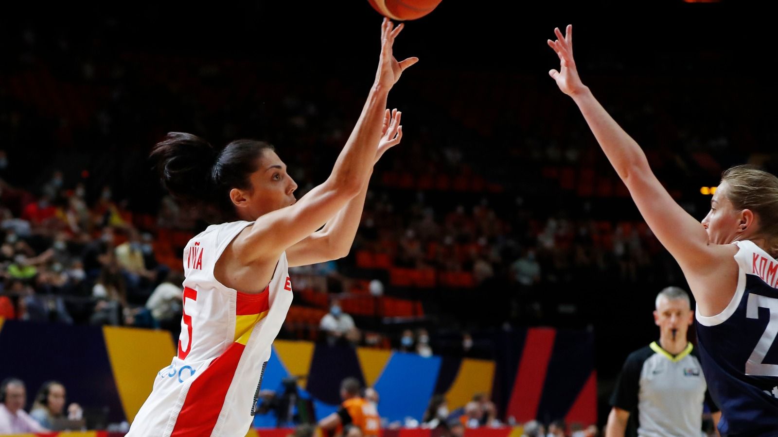 La taronja Cristina Ouviña fa un llançament