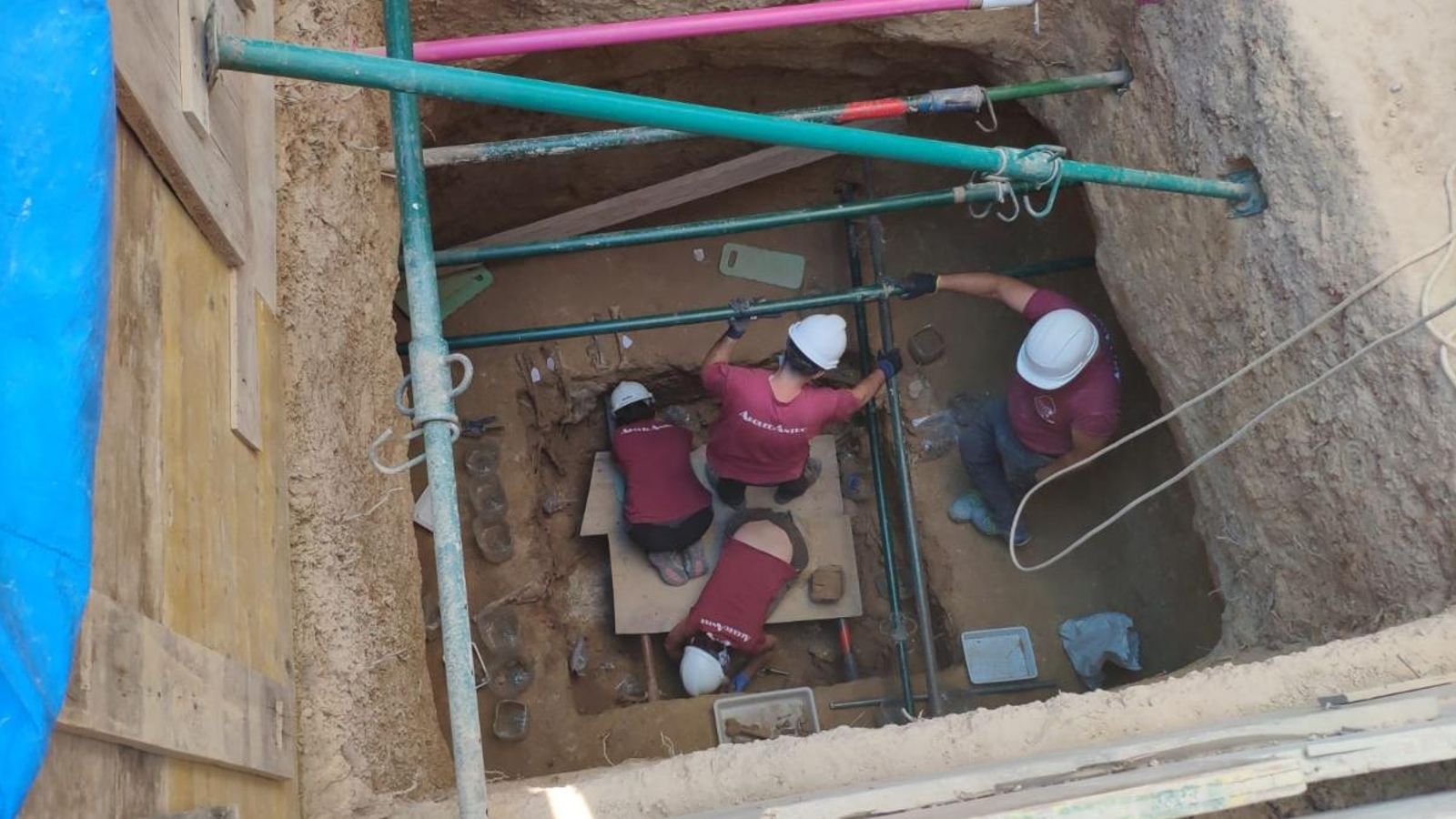 L'equip d'ArqueoAntro treballa cinc metres de profunditat