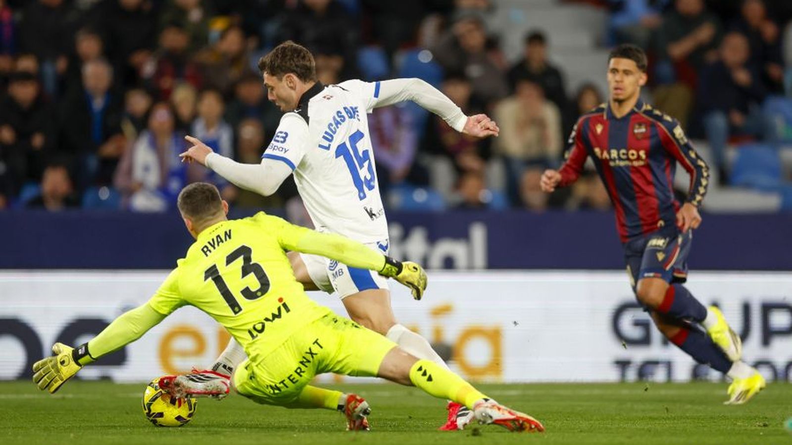 Lucas Boyé regateja Ryan en el partit entre Llevant i Alabés al Ciutat de València