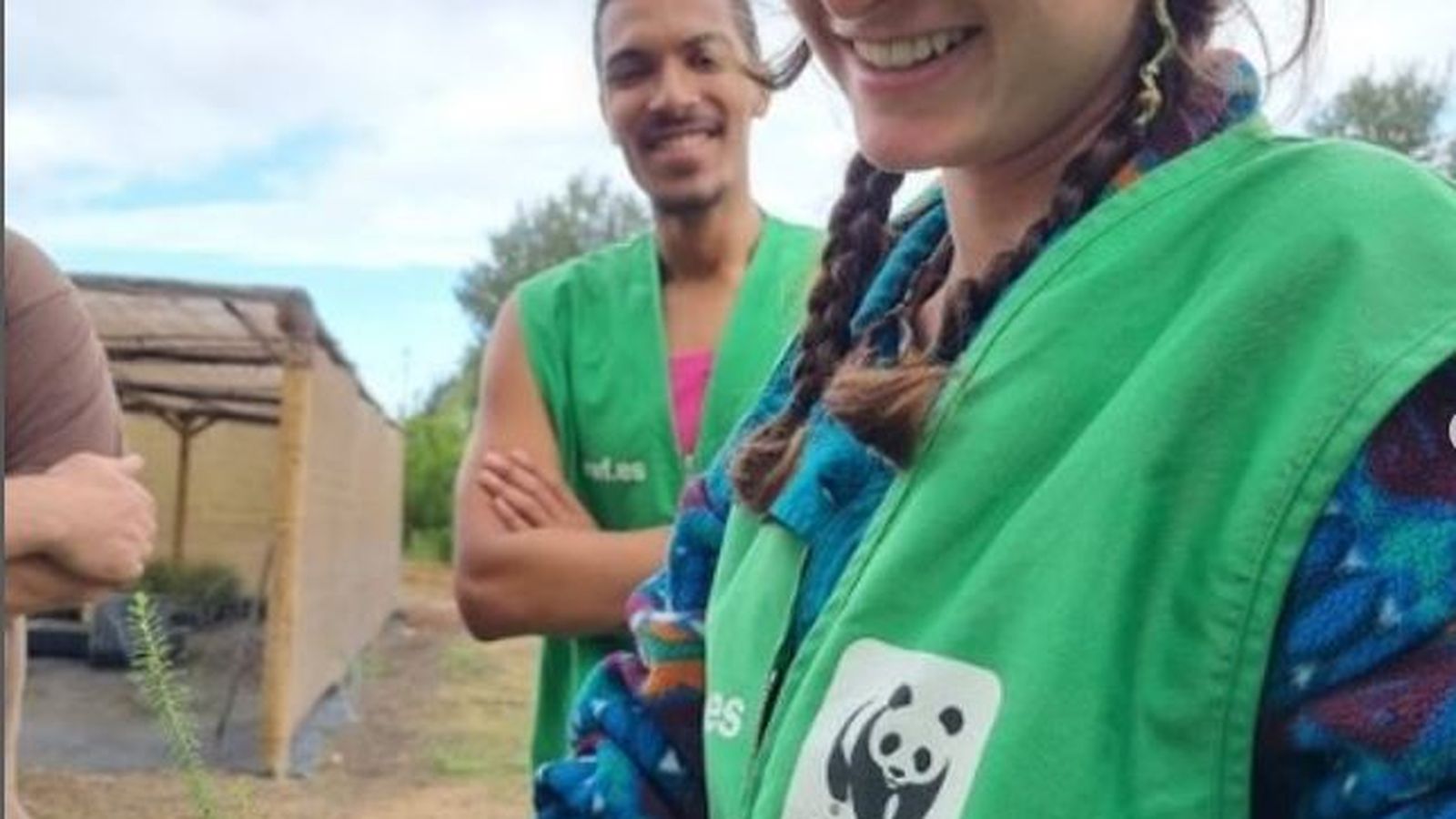 Una jove voluntària de WWF treballa en una acció pel medi ambient