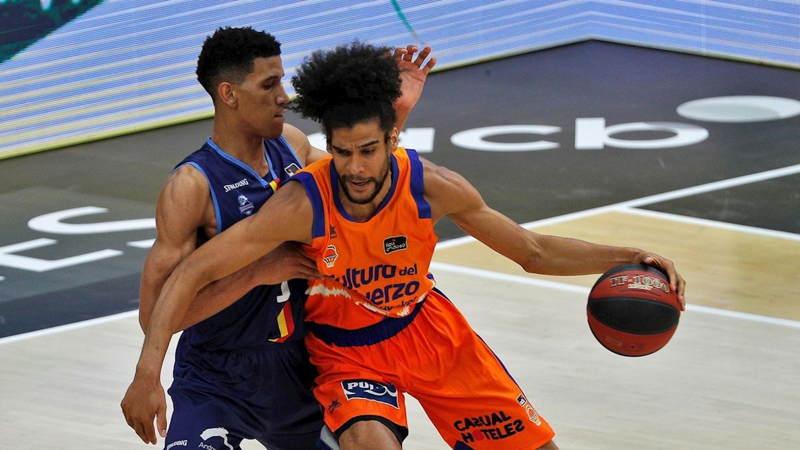 L'ala pivot francés del València Basket, Louis Labeyrie, en una acció d'atac durant el primer partit de la segona jornada de la fase final de la Lliga ACB que disputen en el pavelló de la Font de Sant Lluís