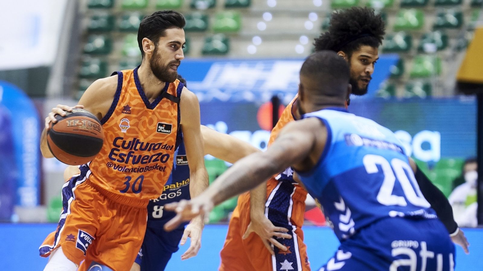 Joan Sastre en una acció en l'últim partit davant el San Pablo Burgos