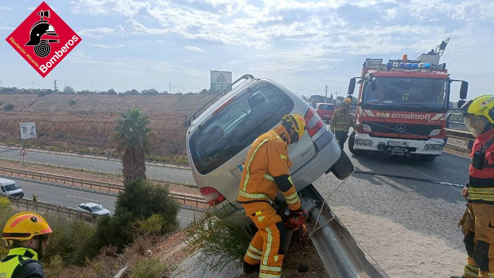 Els bombers asseguren el vehicle per a impedir-ne la caiguda