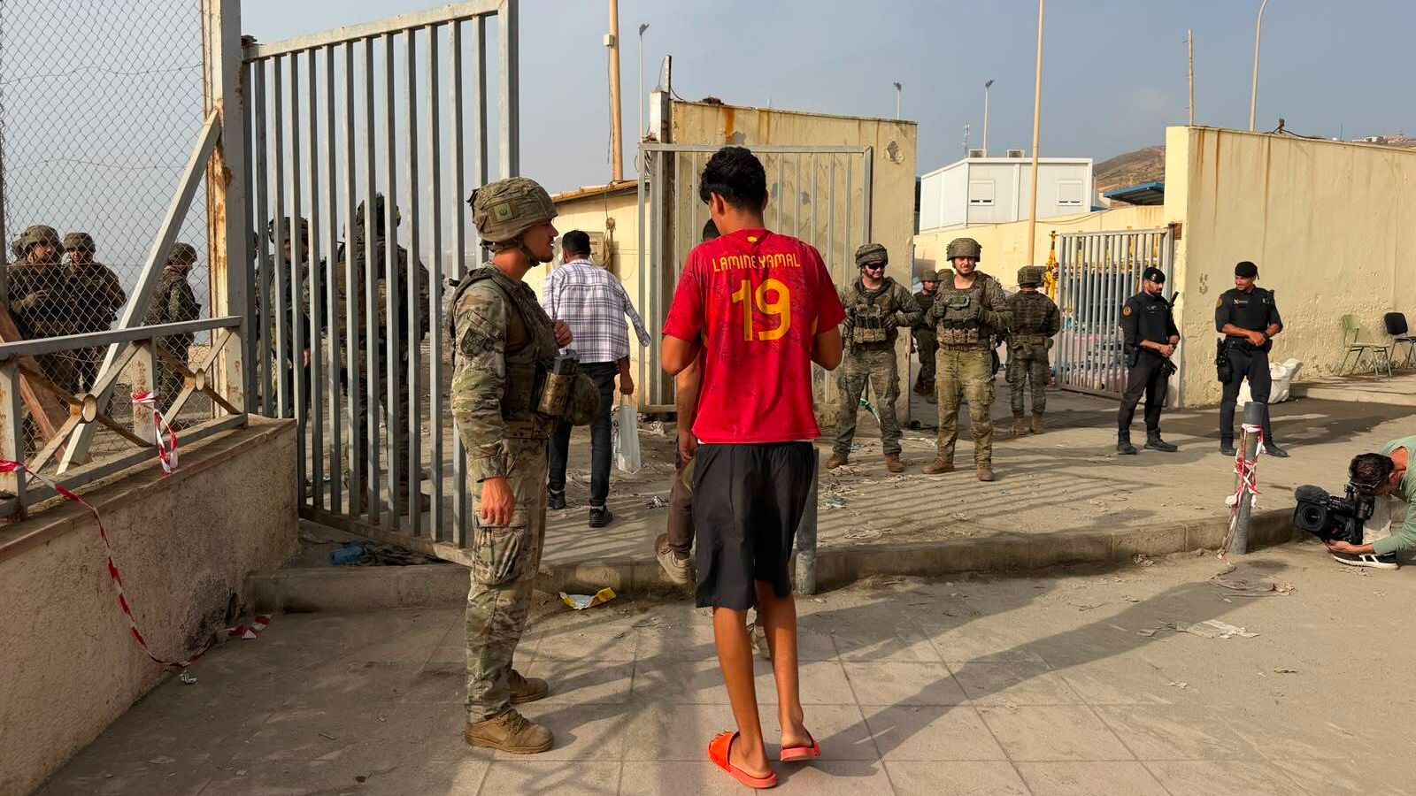 Continua l'eixida de persones per la frontera cap al Marroc