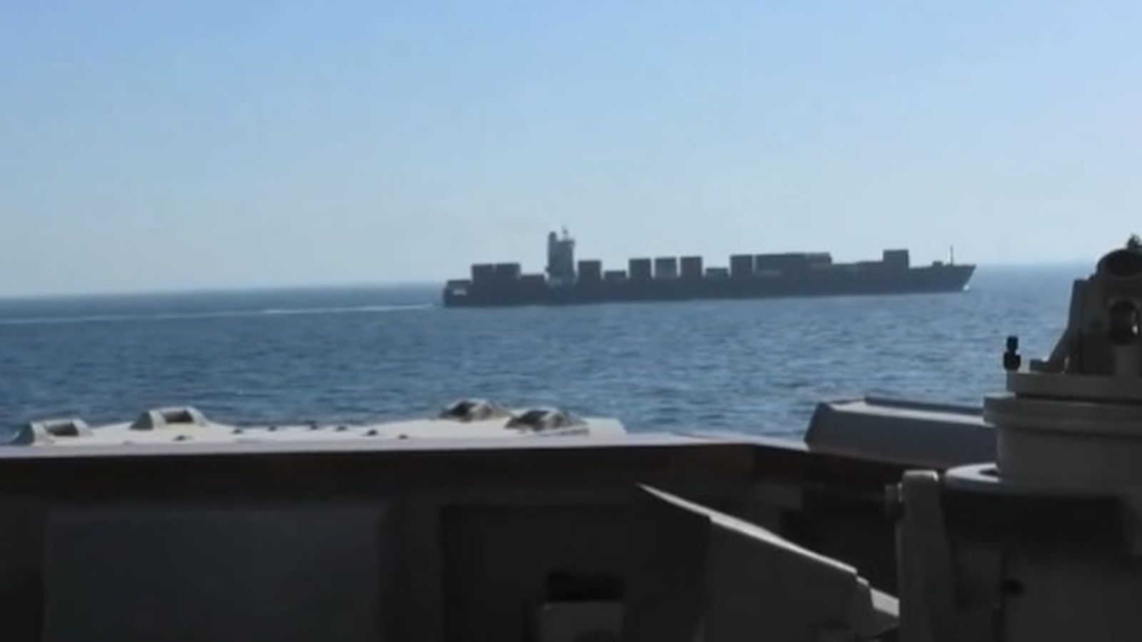 La Marina nord-americana amb el vaixell portacontenidors iranià davant a l'estret d'Ormuz