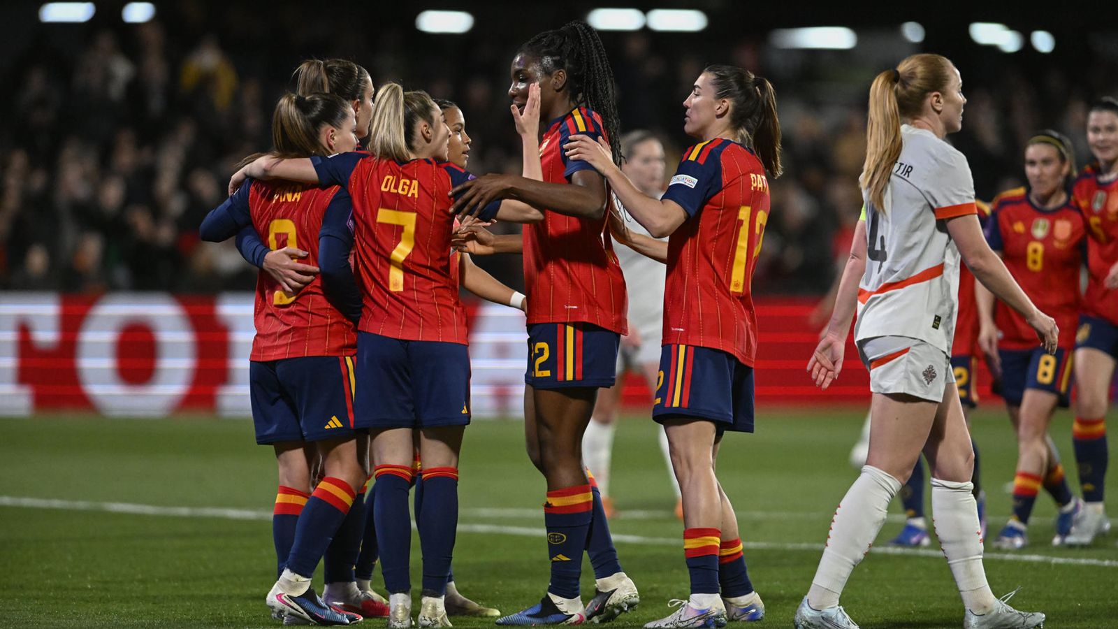 Les jugadores espanyoles celebren un dels gols contra Islàndia