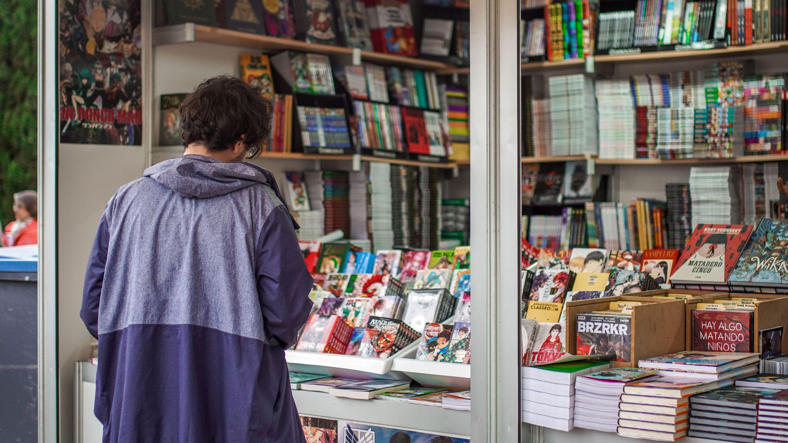 Un home pega una ullada als llibres exposats en una de les casetes de la Fira del Llibre de València, en una imatge d'arxiu