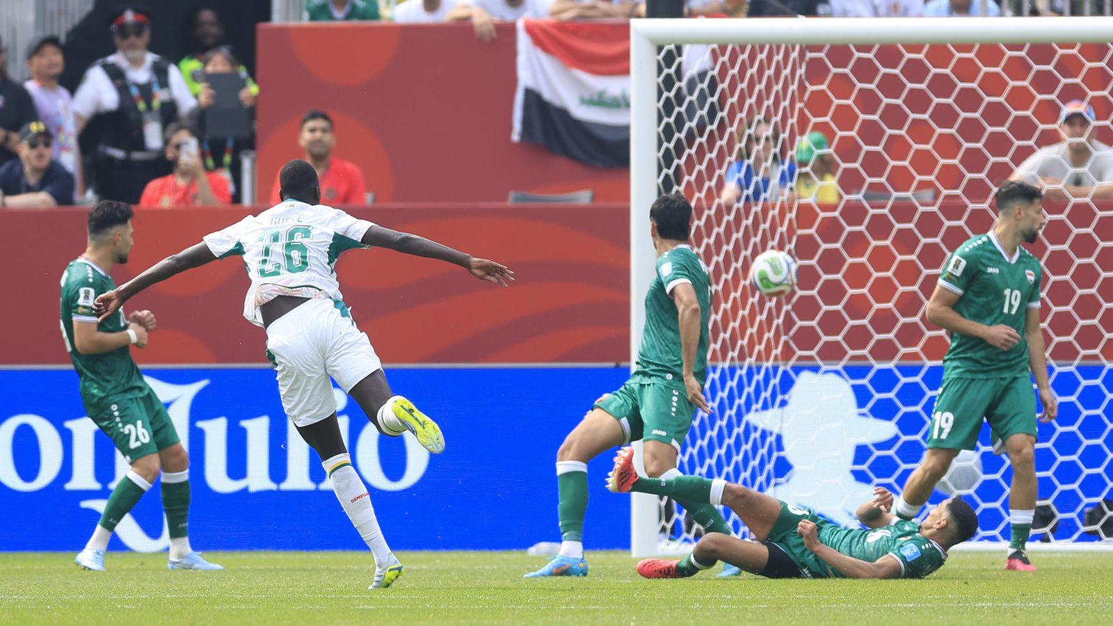 Gueye, abans de marcar un dels dos gols contra Iraq (5-0)