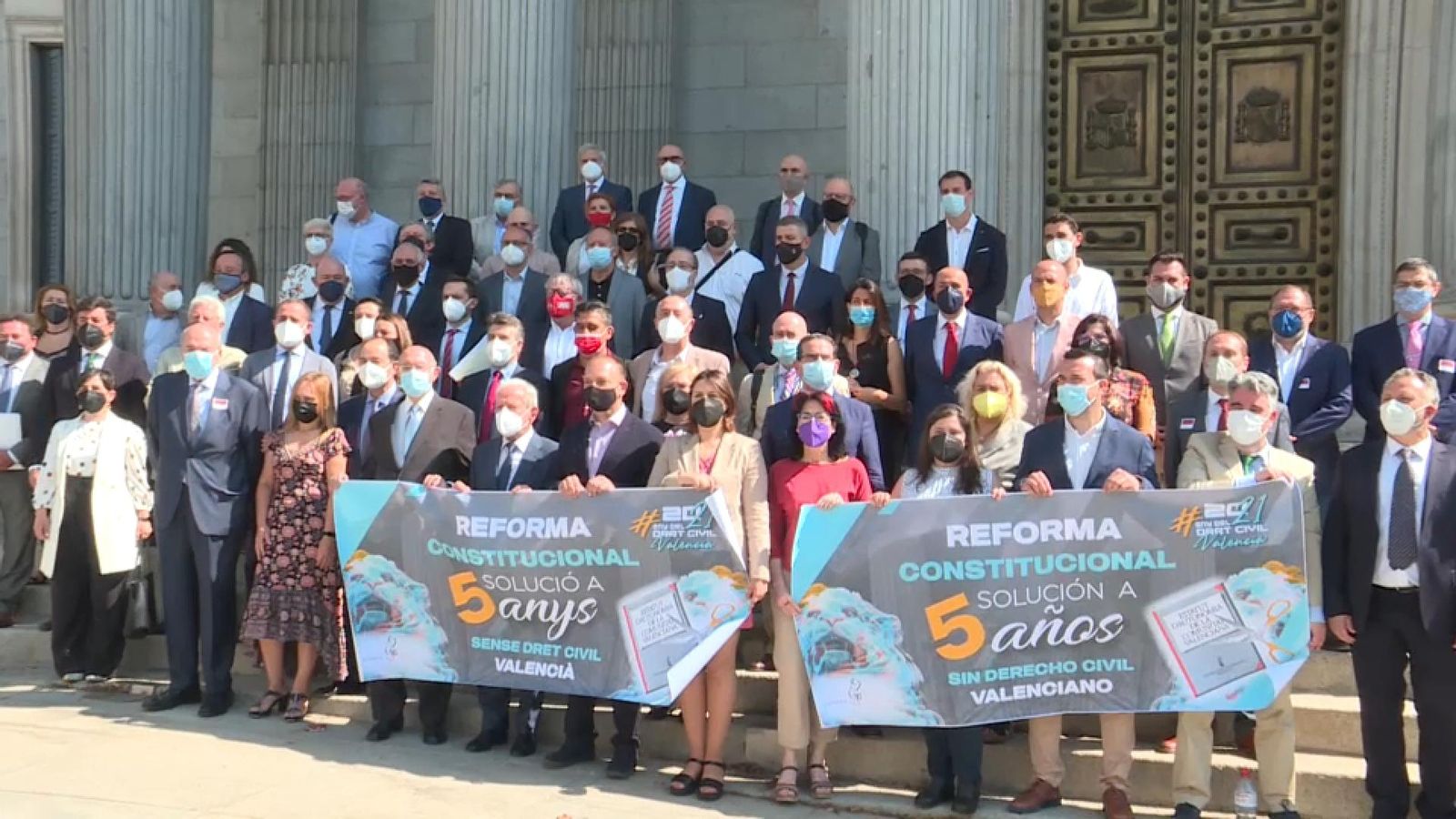 Representants dels partits i les entitats cíviques a les portes del Congrés aquest dilluns, en l'acte de reivindicació del dret foral valencià
