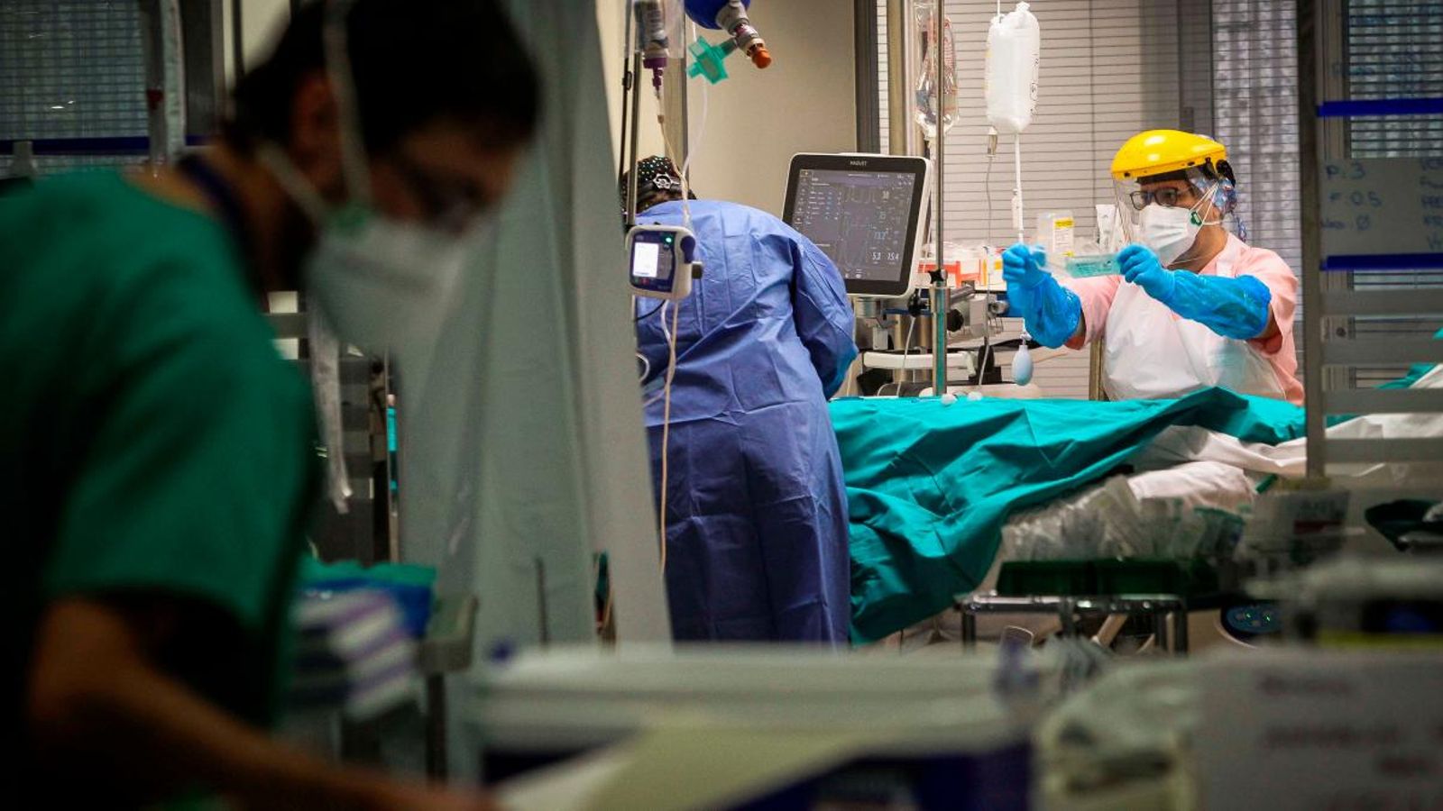 Diversos sanitaris treballant en una unitat de cures intensives