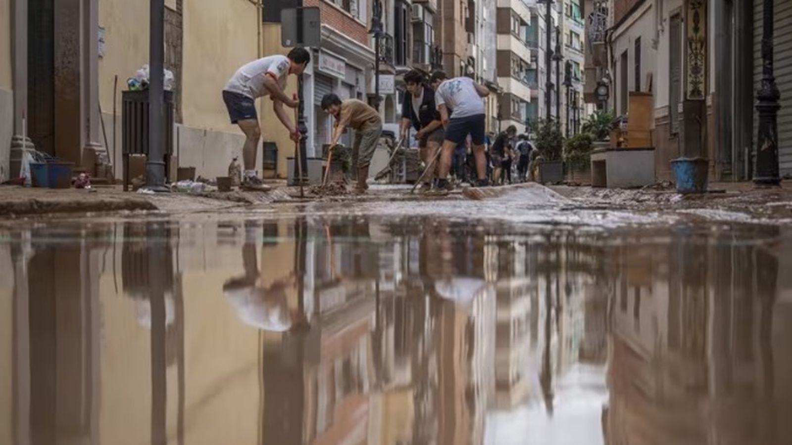 Diverses persones netejant el 31 d'octubre de 2024, a Aldaia, després de la dana