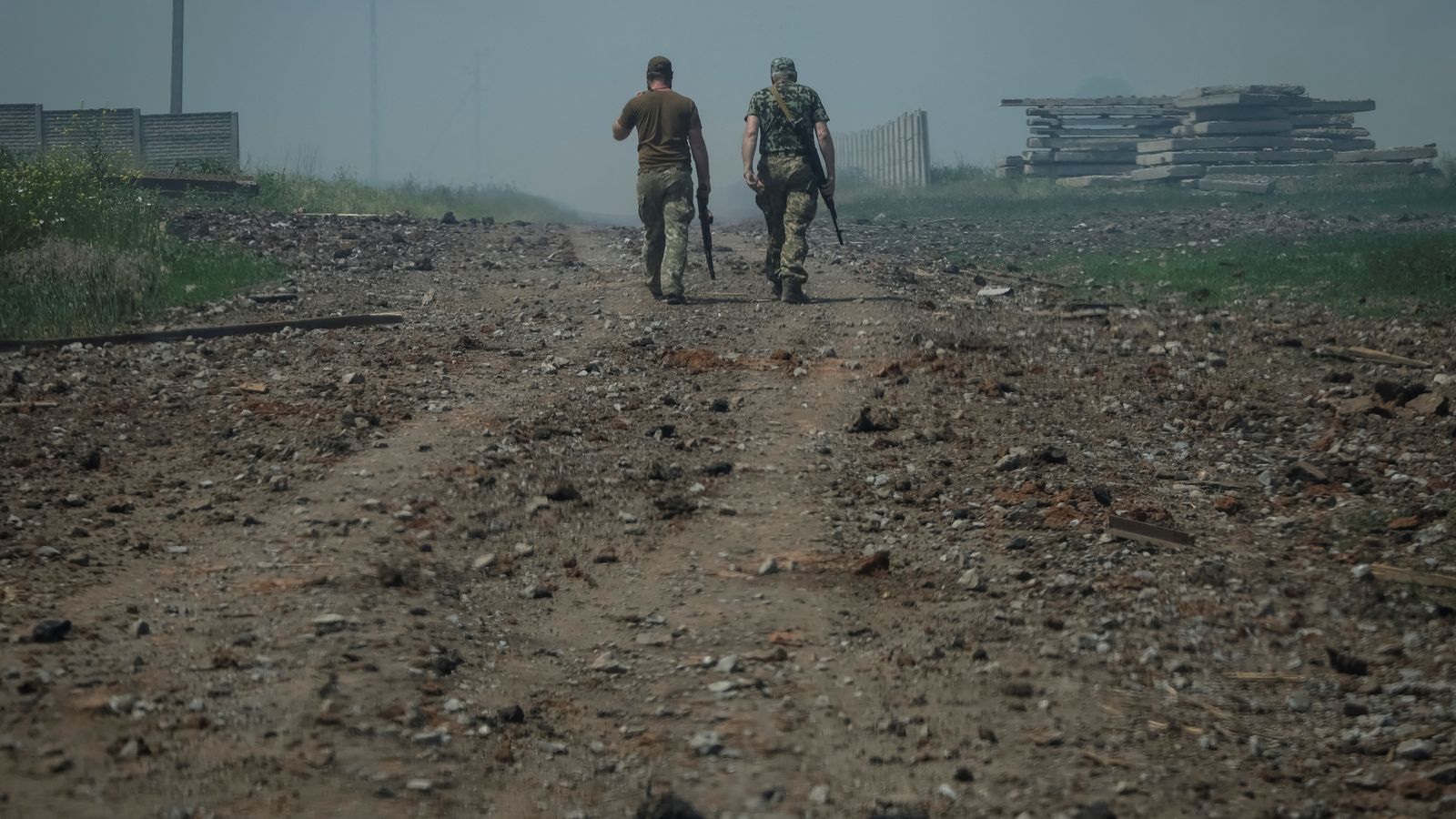 Soldats ucraïnesos caminen per la carretera prop de la ciutat de Soledar, a la regió de Donetsk, Ucraïna