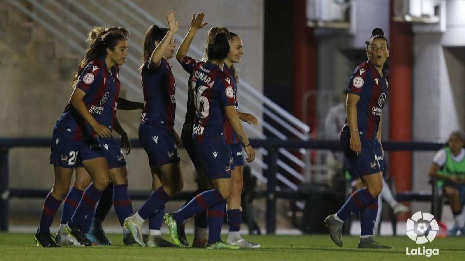 Les jugadores granotes celebren un dels gols