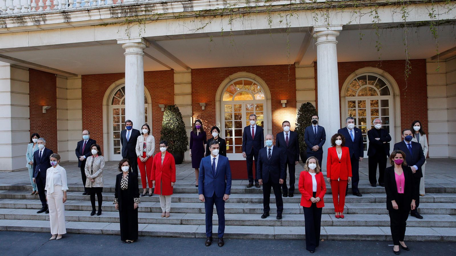 Pedro Sánchez posa amb els seus ministres en el Palau de la Moncloa a Madrid aquest dimarts