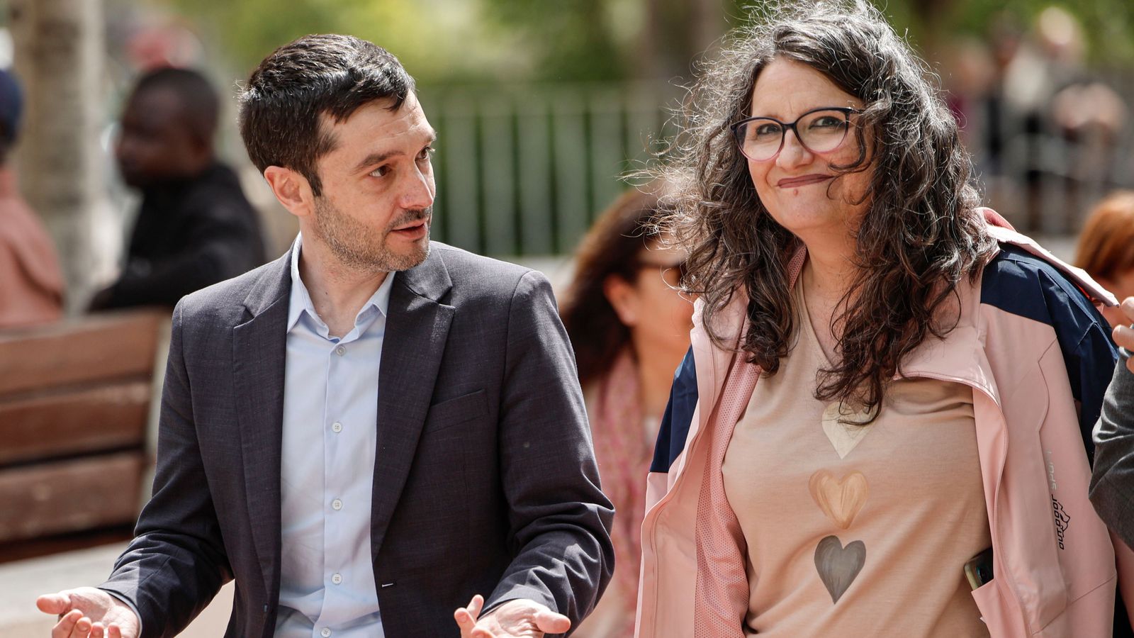 El ministre de Drets Socials, Pablo Bustinduy, juntament amb l'exvicepresidenta del Consell, Mónica Oltra, en una visita a València