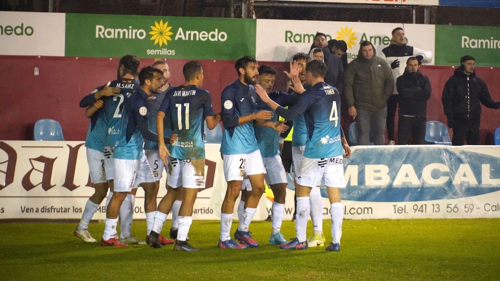 Els jugadors de la Nucia celebren un dels gols