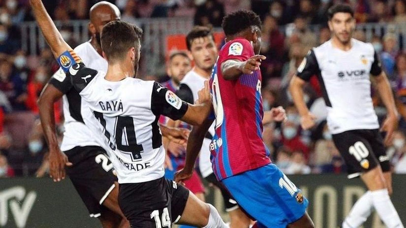 Imatge del moment del penal de Gayà sobre Ansu Fati