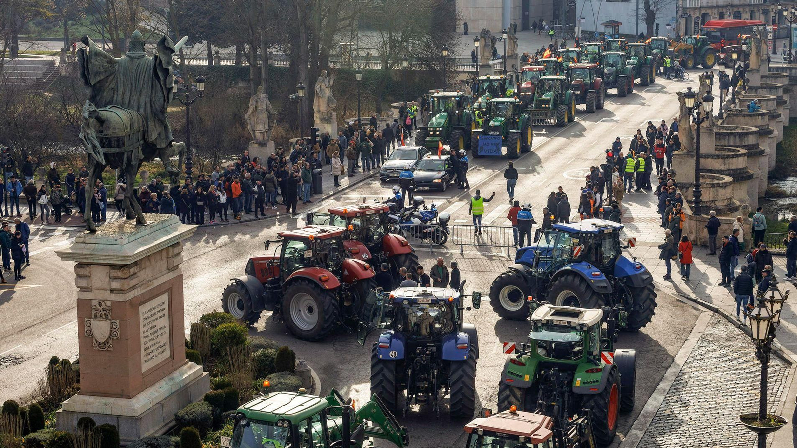 Columna de tractors que ha pres la ciutat de Burgos