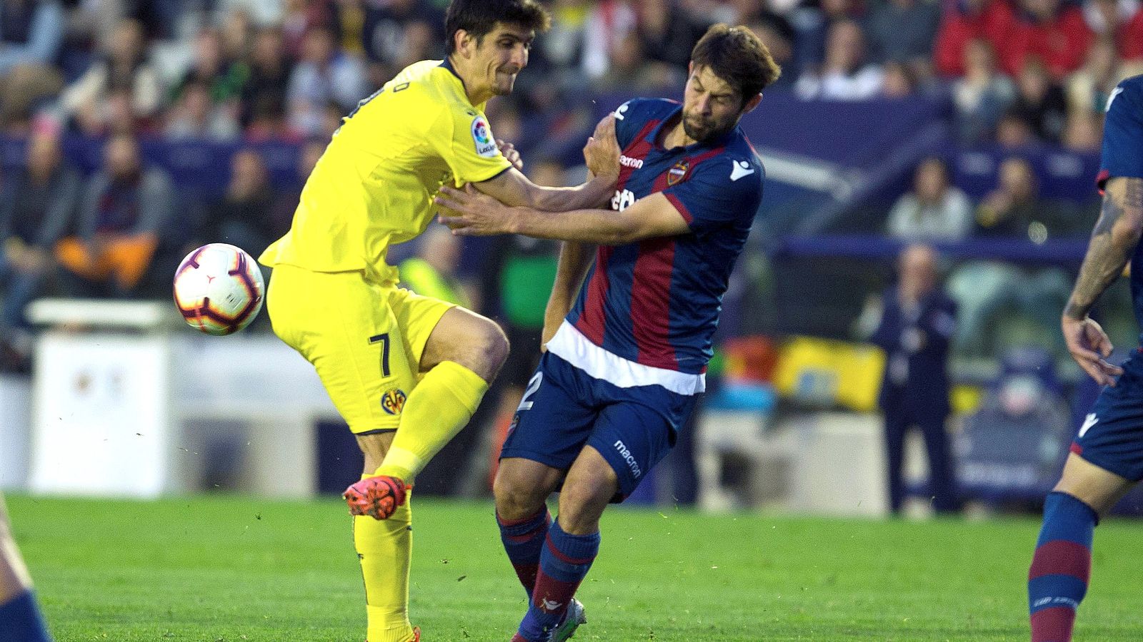 Gerad Moreno i Coke Andújar durant el partit al Ciutat de València.