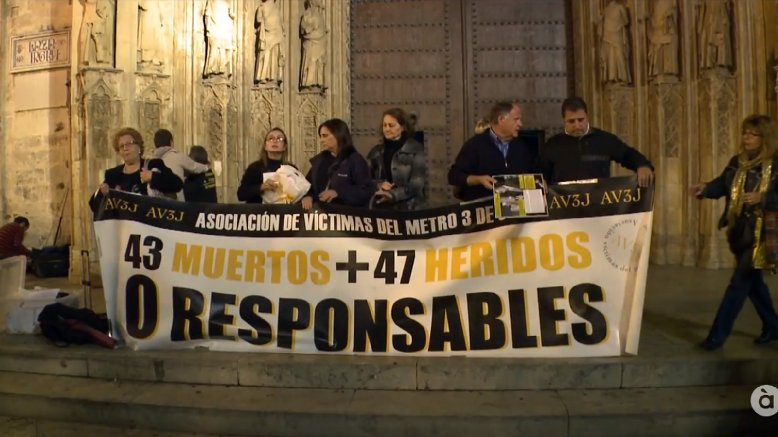 Familiars de les víctimes es concentren a la plaça de la Mare de Déu